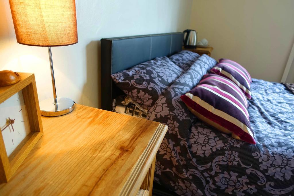 The Royal Oak Hotel Ившам Стая снимка