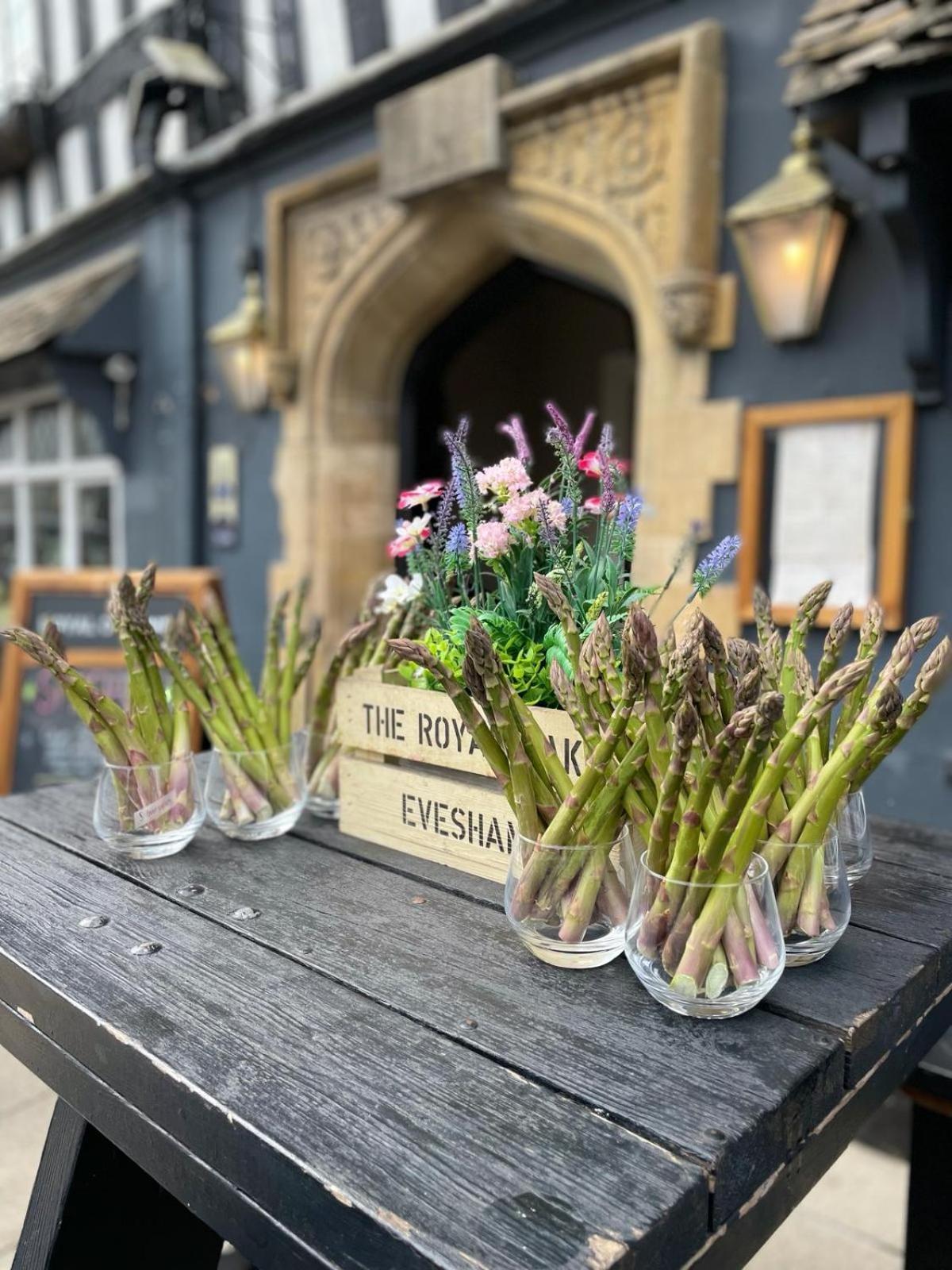 The Royal Oak Hotel Ившам Екстериор снимка