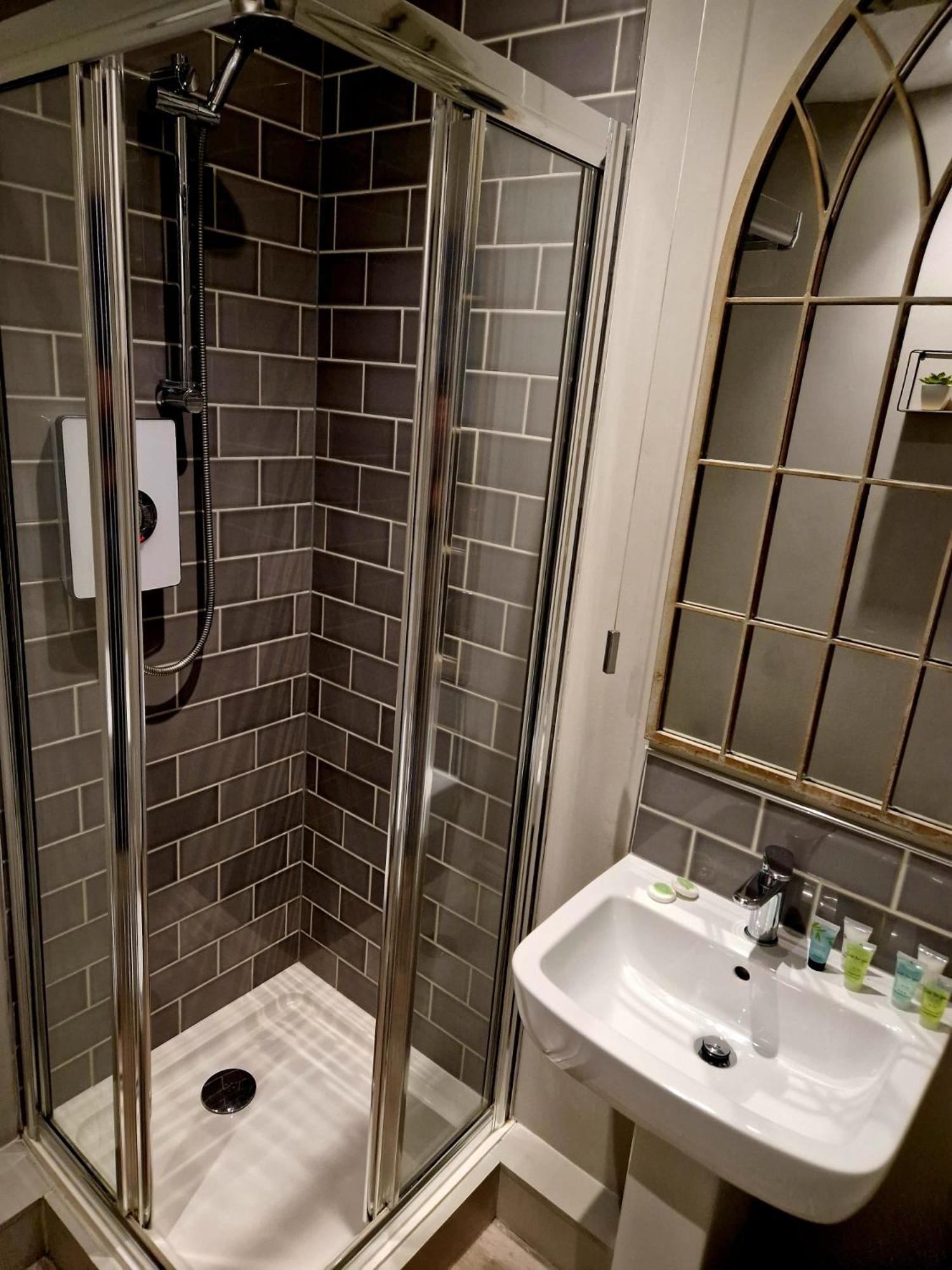 The Royal Oak Hotel Ившам Екстериор снимка