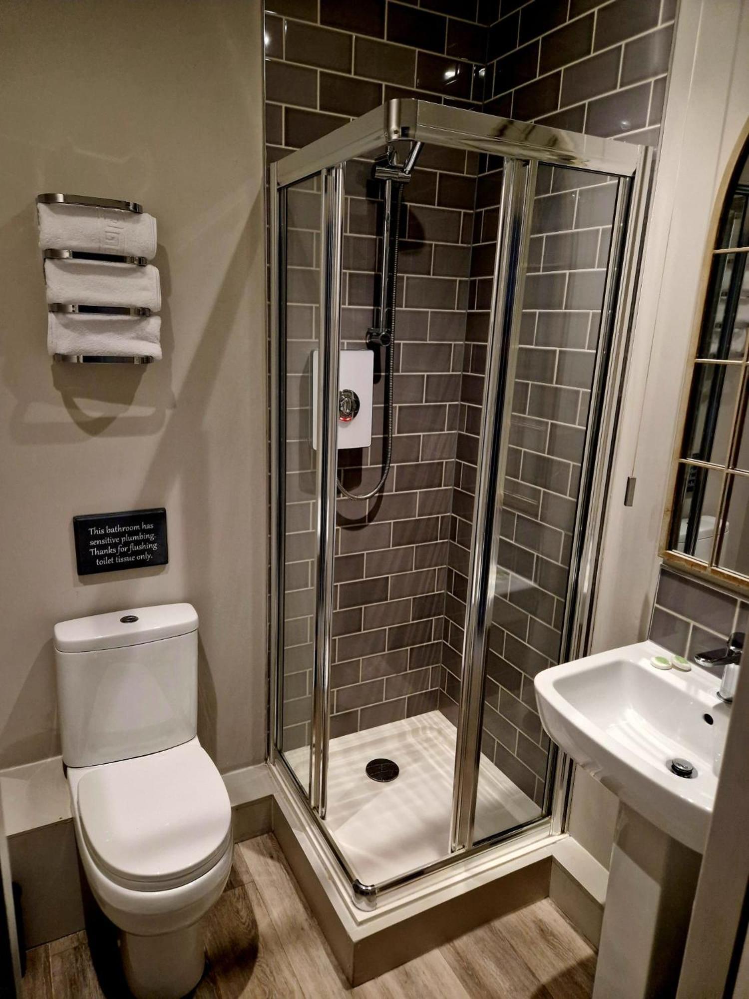 The Royal Oak Hotel Ившам Екстериор снимка