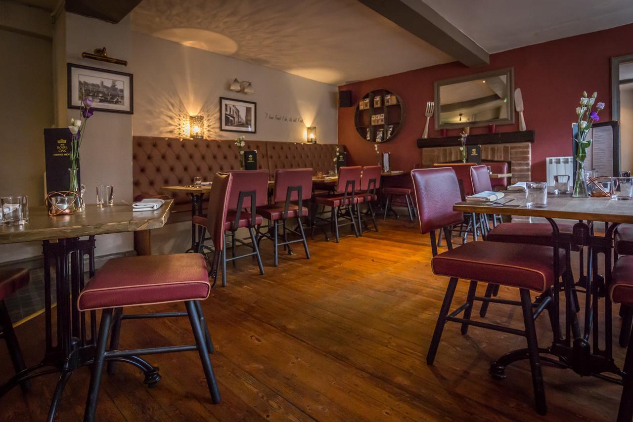 The Royal Oak Hotel Ившам Екстериор снимка